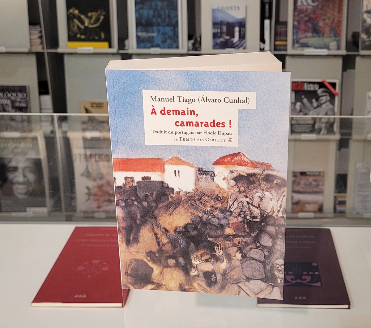 #LeLivreduJour - À demain camarades ! | Manuel Tiago (Álvaro Cunhal) ; traduit du portugais par Élodie Dupau - Le <a href="/tempsdescerises/">LE TEMPS DES CERISES éditeurs</a>.
Álvaro Cunhal dresse une fresque sociale et narrative profondément humaine en dévoilant un aspect méconnu de la lutte contre Salazar.