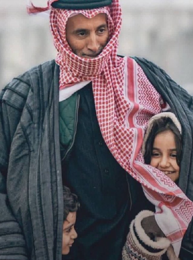 حزين مثل الشايب اللي بلا عيال
تايه ويمشي في جنايز بناته ..💔

كانو حوالينه وعن ألف رجال
وماعاد باقي ، جنبه ألا عصاته💔

هل التراب ومدمع العين همال
معهن دفن حلمه ، وكل أمنياته 💔

يمسح بكفه مدمع العين لا سال
ويشهق بصدره لا طرت ذكرياته 💔