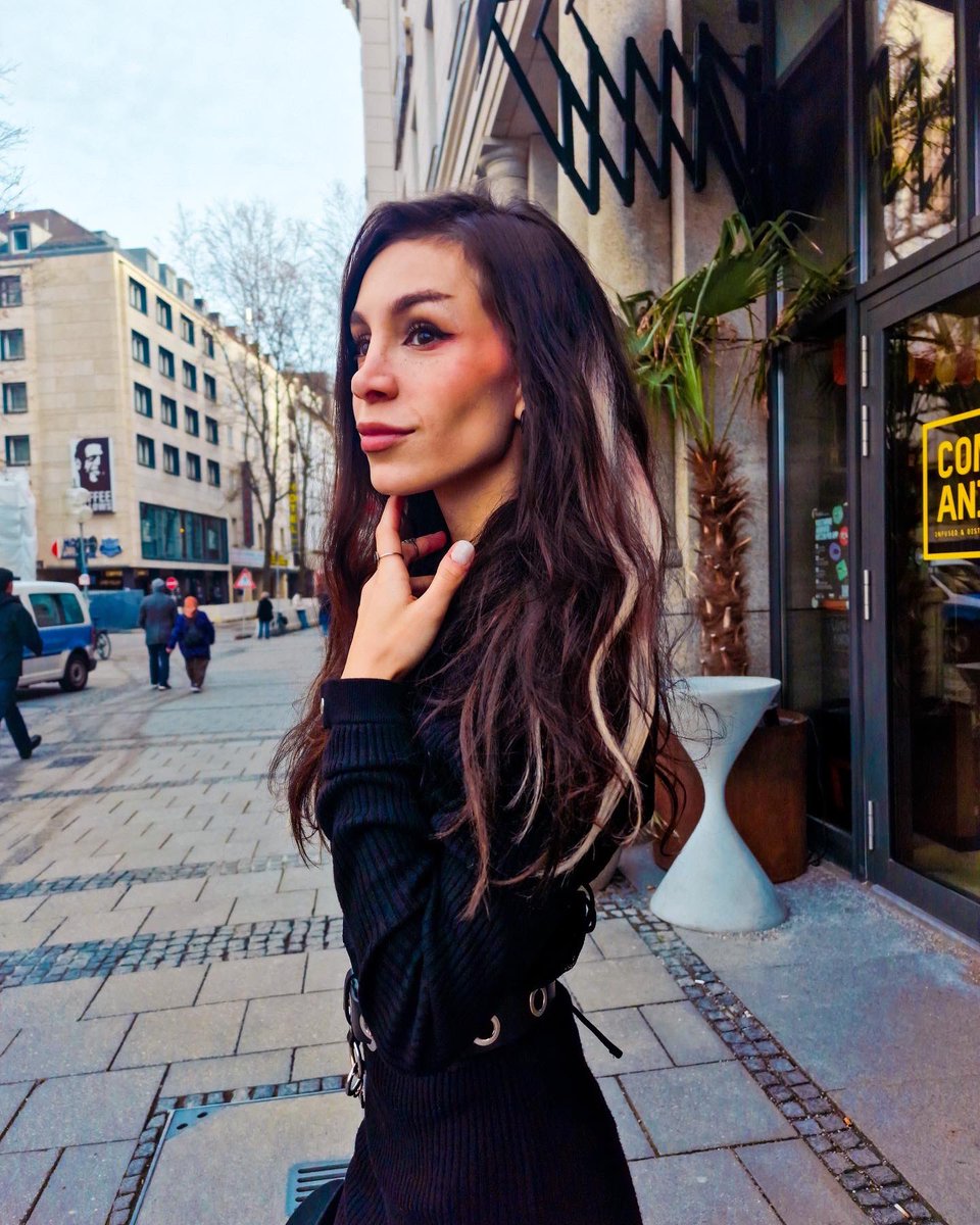 VictoriaxMiron's tweet photo. I'm the person who is falling jn love with people skills that can transform boring places into aesthetic 'palaces'.
#munich #25hourshotels #connect #bavariastyle #munichfashion #connect #artist @25hourshotels #lostweekend #newingermany #travel https://t.co/4KuQyXvYPJ
