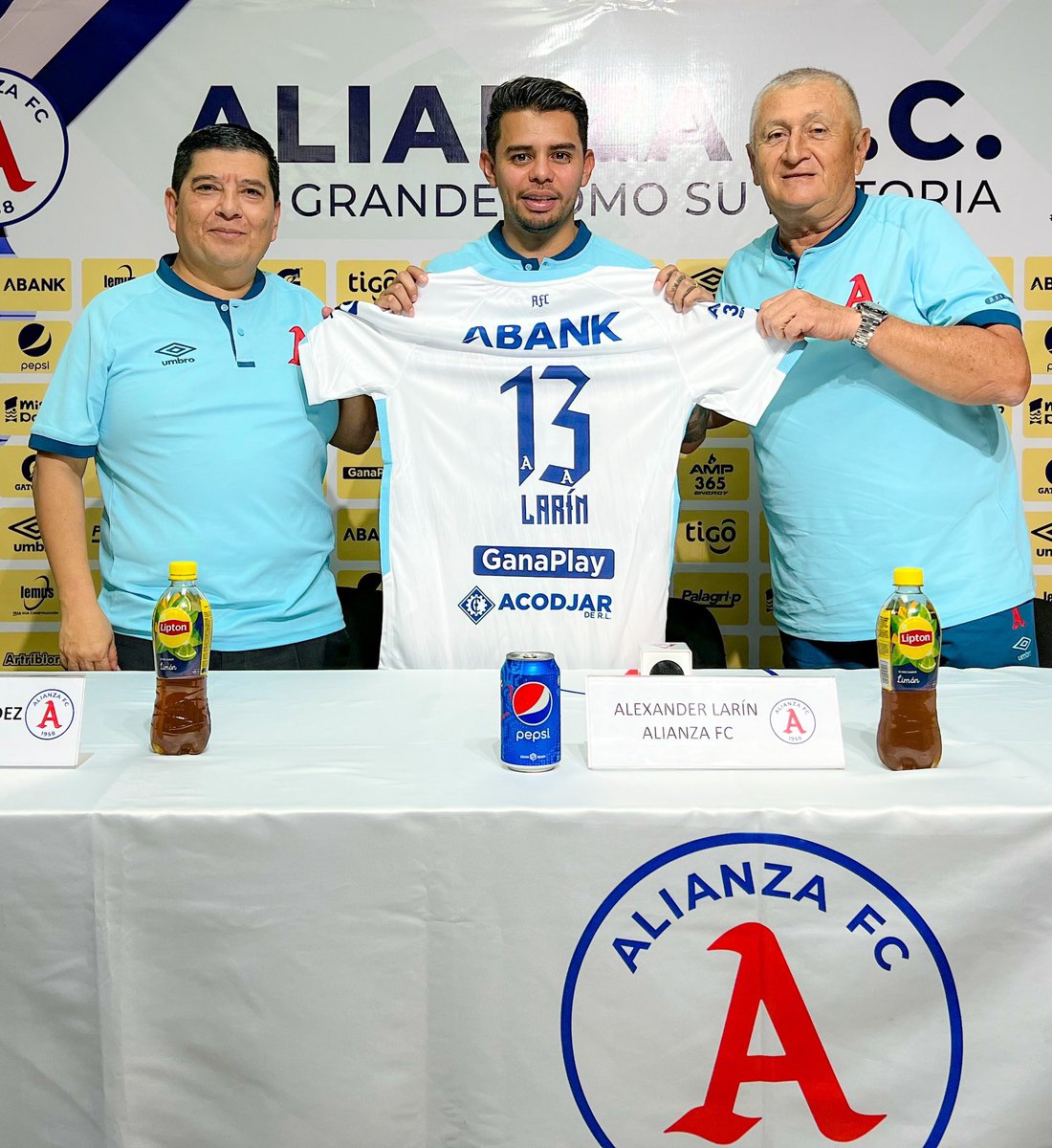 noticortosnews's tweet photo. NUEVO AMBIENTE DE SEGURIDAD MOTIVA A DEPORTISTAS USAR NÚMEROS ANTES “PROHIBIDOS”

El jugador de la Selecta, Alex "Cacho" Larín fue presentado como nuevo refuerzo del Alianza Fútbol Club, con el dorsal 13, que ya no se usaba frecuentemente en la liga, al igual que el 18. https://t.co/ooOYyCGjUi