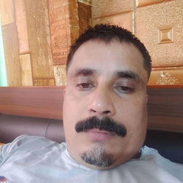 देशमै केही गर्छु भनेर अरबबाट फर्केको एउटा युवा २,४ बर्ष मै आत्महत्या गर्न बाध्य हुन्छ भने आफै अनुमान लगाउनुस देशको राजनैतिक अवस्था कस्तो छ भनेर...... परिवर्तन, क्रान्ति अग्रगमन जस्ता शब्द प्रयोग गरेर बुरुक बुरुक उफ्रीने ए भडुवा हो यो देशमा बाच्न पाउने अधिकार तिमीलाई मात्रै छ ?