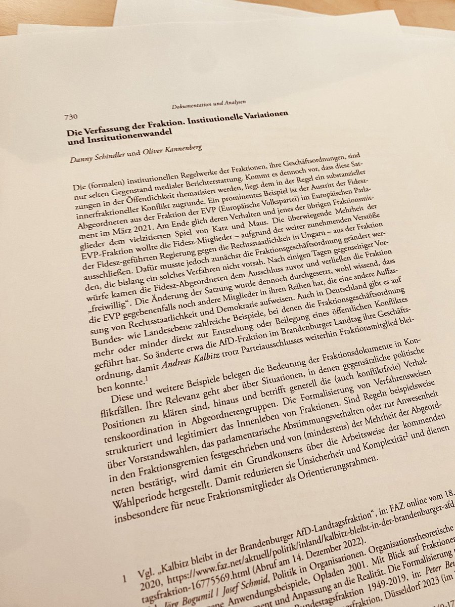 📢📝 Bislang ist wenig über die "Fraktionsverfassungen" bekannt. Das #SOPiP-Projekt widmet sich dieser Forschungslücke. In der neuen #ZParl stellen <a href="/Dan_Schndlr/">Danny Schindler (@danschindler.bsky.social)</a> und <a href="/oliver_kbg/">Oliver Kannenberg</a> das Projekt vor und zeigen die Variationsbreite der Regelwerke auf. 👇nomos-elibrary.de/10.5771/0340-1…