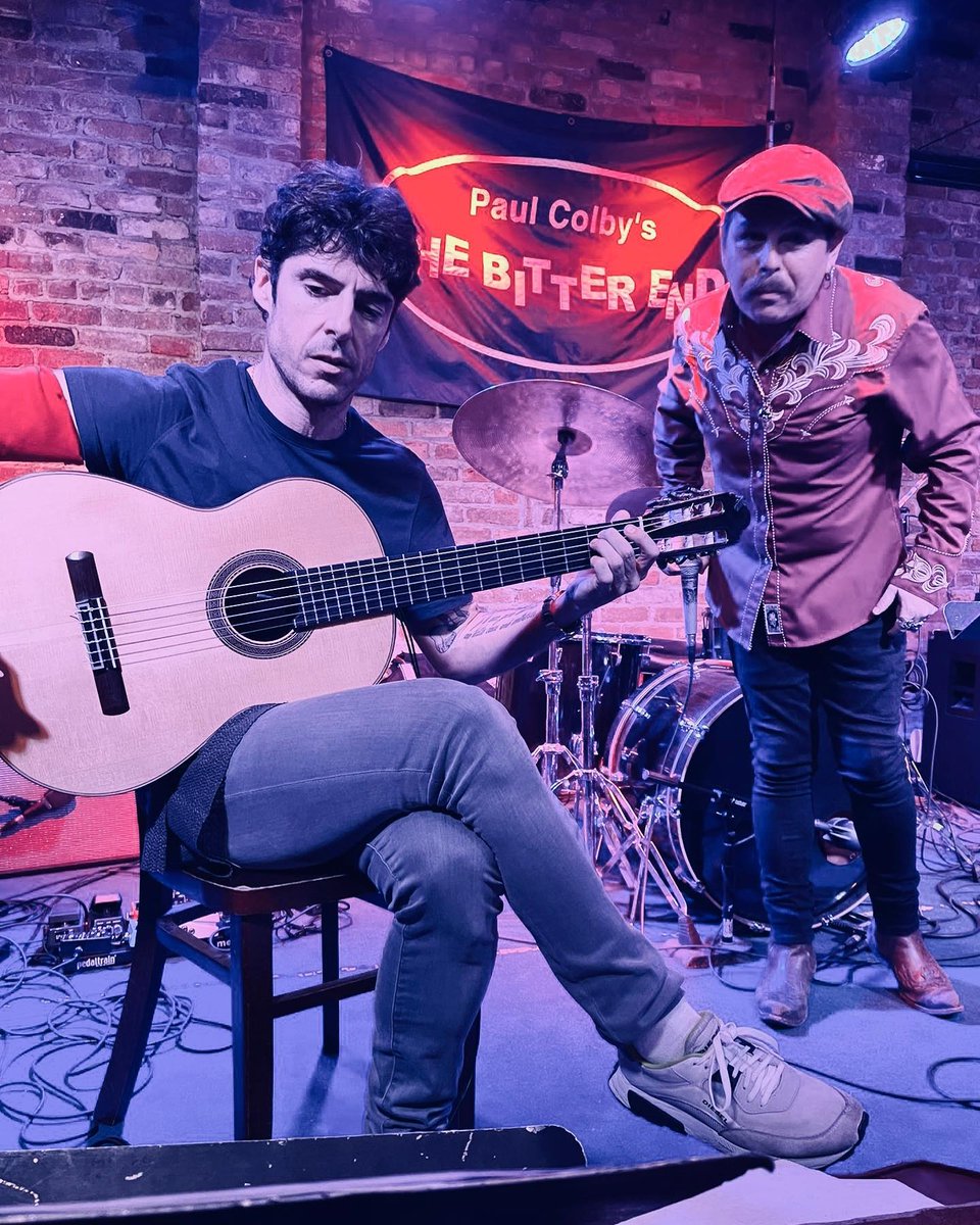 ArrecifeenVivo's tweet photo. @diego_barber_music tocó hace tres días con otro genio, @JimmyBarnatan  en la @SalaElSol de Madrid. Otro ejemplo de que todo lo bueno se junta. https://t.co/pwQAXPcApb