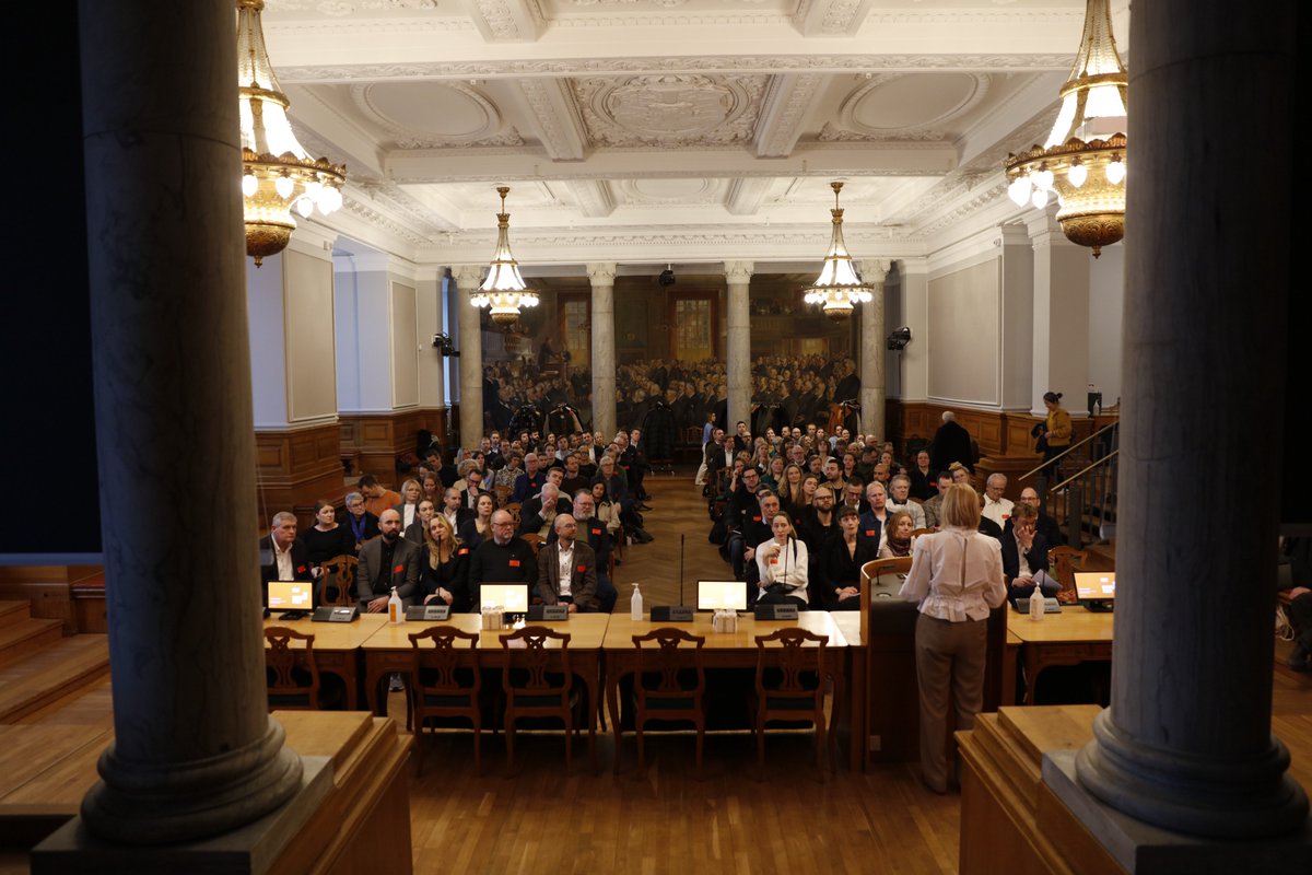 Kristina Klaaborg (@kklaaborg) on Twitter photo Med røde klistermærker og lancering af <a href="/rfbb_dk/">Rådet for Bæredygtigt Byggeri</a>, var vi klar på Christiansborg. Tak til alle deltagere, oplæg og paneler! Konklusion: Der er meget lang vej igen, og vi skal bruge alle greb i værktøjskassen. Afgørende bliver det, om #dkpol er klar? Med røde klistermærker og lancering af <a href="/rfbb_dk/">Rådet for Bæredygtigt Byggeri</a>, var vi klar på Christiansborg. Tak til alle deltagere, oplæg og paneler! Konklusion: Der er meget lang vej igen, og vi skal bruge alle greb i værktøjskassen. Afgørende bliver det, om #dkpol er klar?