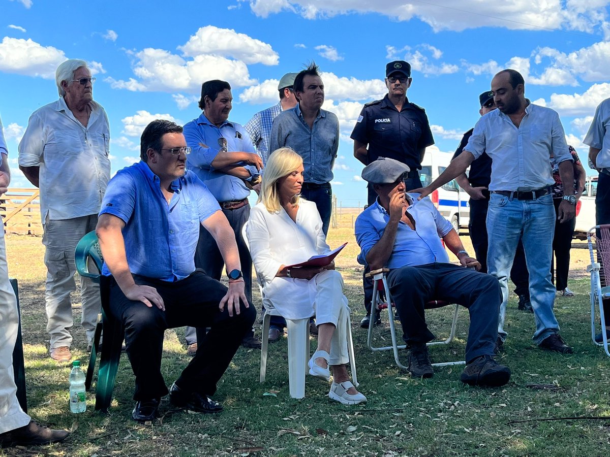 ferminfarinha's tweet photo. En un mano a mano con los productores y colonos afectados por la sequía en Cuchilla del Fuego junto a la Vicepresidente @beatrizargimon, al Senador @camboue, al Diputado Moreno y el Alcalde @MartinAlvarez04 
#gobiernodecercania https://t.co/sFZhHnfScV
