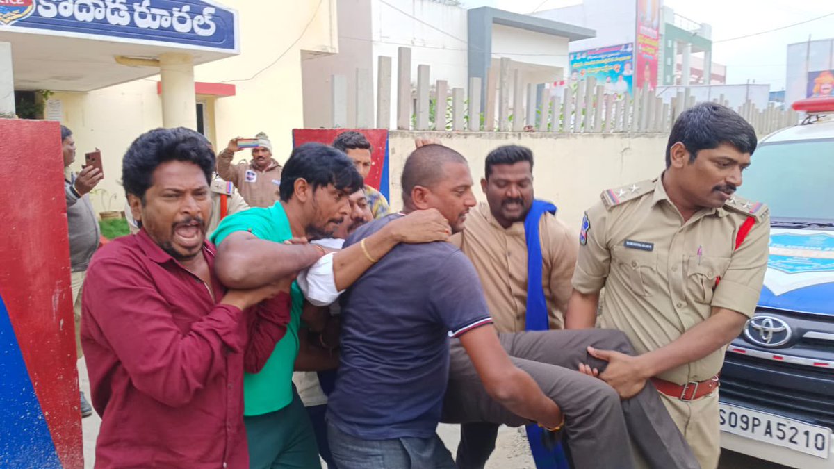 udaypillutla's tweet photo. గెలిచిన మొదటి సారే ఇలా చేస్తే ముందు ముందు ఎలా ఉండబోతుందో తెలుసుకోవాలి. అన్నిటికంటే ముందు బొల్లం మల్లయ్య యాదవ్ గారు ఎంత మెజారిటీతోని గెలుపొందారో గుర్తుచేసుకుంటే మంచిది.
@PillutlaBSP @RSPraveenSwaero @PuneetRepalle @SoumyAero @BSPTelangaana   @BollamMallaiah you need to answer this https://t.co/Z9wQB0jYD0