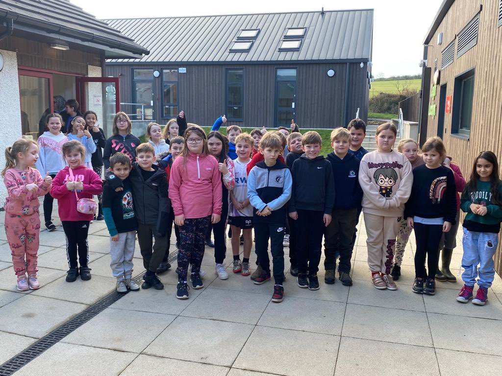 3 Dulas a 4 Creuddyn wedi cyrraedd Llangrannog ac yn barod am ginio

3 Dulas and 4 Creuddyn have arrived in Llangrannog and are ready for lunch