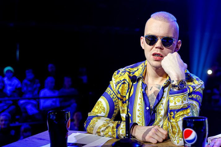 Dómararnir í Idolinu líta út eins þeir séu að dæma í uppspunnum sjónvarpsþætti í dystópískri kvikmynd