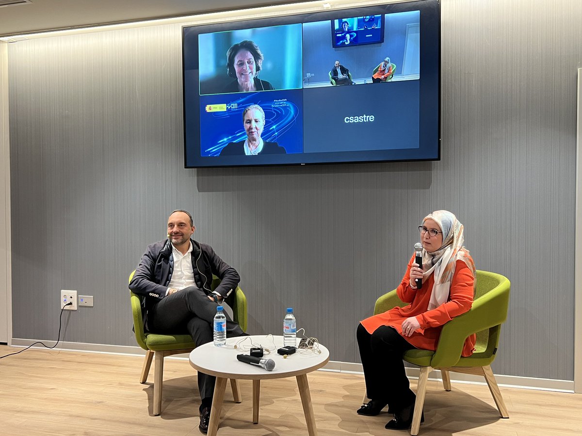 enisa's tweet photo. #Valladolid Nuestro compañero Alberto @moratiel participa en la mesa redonda "El ecosistema te acompaña" con Maysoun Douas Maadi @maydouas. Les acompañan Pilar González de @CDTI_innovacion y Marta Huidobro de @AEBAN_es

#VCD23 @StartUpCommi_ https://t.co/KSXMFZcK7l