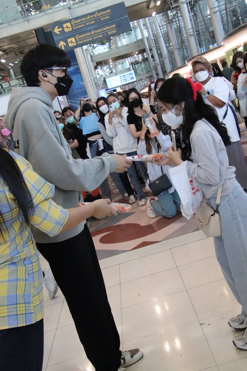 kliwtm's tweet image. น่ารักจังเลยงะ เดินทางปลอดภัยนะค้าบ เจอกันอีกทีงานเดือนเบย คิดถึงงะ 🤍🥹🫶🏻
#ส่งนนท์ไปทํางาน #NontFamxAirport #NONTTANONT