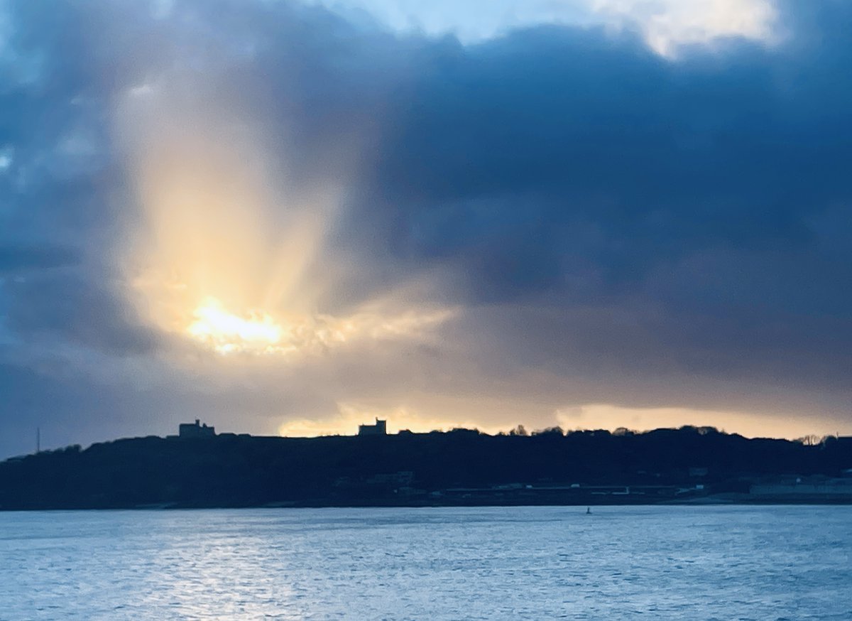 Pendennis Castle at dusk taken from St Mawes. What an incredible sky! #lovefalmouth #pendenniscastle #swisbest #coastalliving #bythesea #ilovecornwall #falmouth #lovewhereyoulive