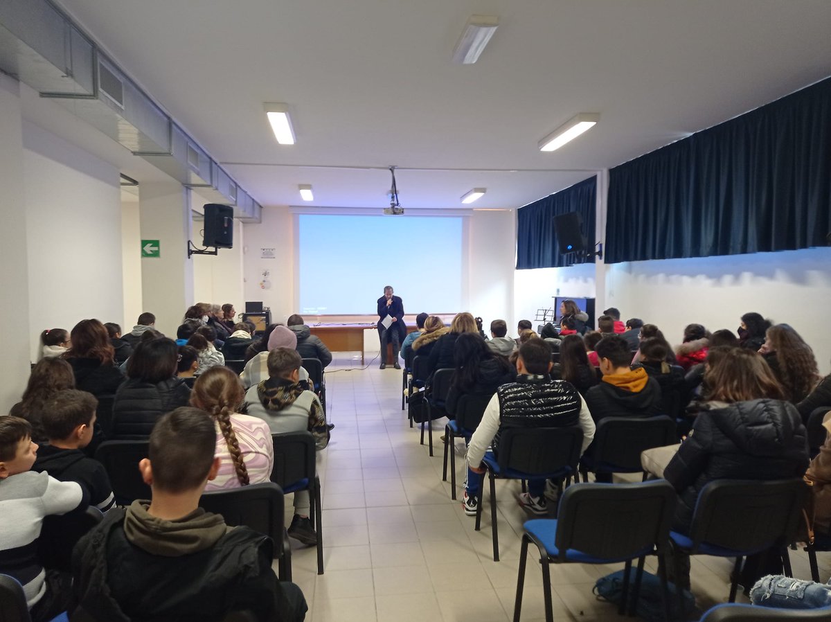 Alessandro Hoffmann oggi ha incontrato studentesse e studenti <a href="/ScuolaSaladino/">I.C.GiulianaSaladino</a> per parlare di "Giornata della memoria", persecuzione degli ebrei di Sicilia e vicenda familiare sconvolta dalle leggi razziali. Memoria per costruire il futuro.
#giornatadellamemoria
#maipiufascismi