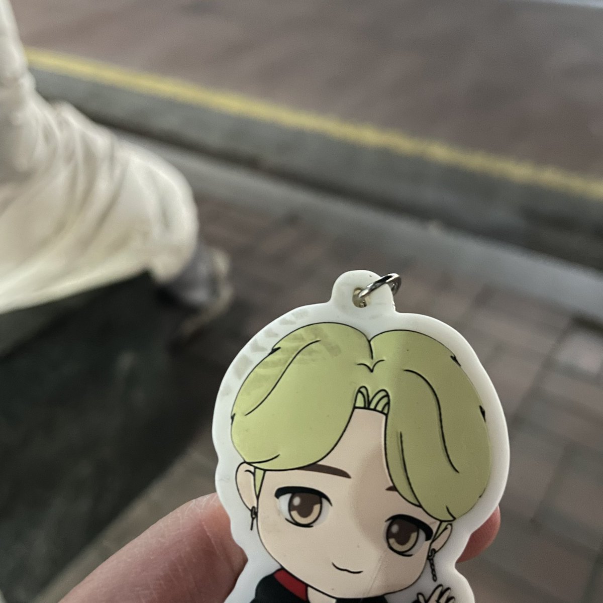 저….자꾸 제 탐라가 
분실물 센터가 되는것같긴 한데…
혹시 이 키링과 티머니가 BTS굿즈 맞을까요..
혹시나 또 기적이 일어난다면
주인분을 찾을수있지않을까요..?
주운곳운 경북 경산 입니다!!
티머니가 달려있어서 꼭 찾아드리고 싶어요ㅠㅠ
이번엔 지민님이 주인분을 
애타게 기다리고있어요..