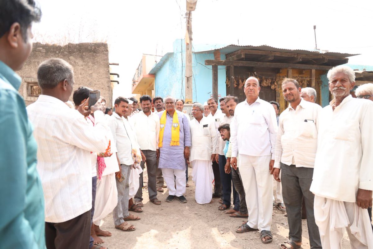 vijugouda_patil's tweet photo. ಪಕ್ಷದ ಕಾರ್ಯಕರ್ತರಾದ ರಜಾಕ ಸಾಬ್ ವಾಲಿಕಾರ್, ಸಂತೋಷ ಕುಲಕರ್ಣಿ, ಶಿವಾನಂದ ಕಣಬೂರ, ಶ್ರೀಕಾಂತ್ ಸಾವಂತ ಹಾಗೂ ಪಕ್ಷದ ಅನೇಕ ಪ್ರಮುಖರು ಅಭಿಯಾನದಲ್ಲಿ ಭಾಗಿಯಾಗಿದ್ದರು.

#ವಿಜುಗೌಡರ_ಸೇವೆ_ಮನೆ_ಮನೆಗೆ #vijugouda4bableshwar #bjp4bableshwar #vijugoudapatil #bableshwar #BJP #teamVSP #VijayaSankalpaAbhiyana 2/2 https://t.co/JhHqd74UMg
