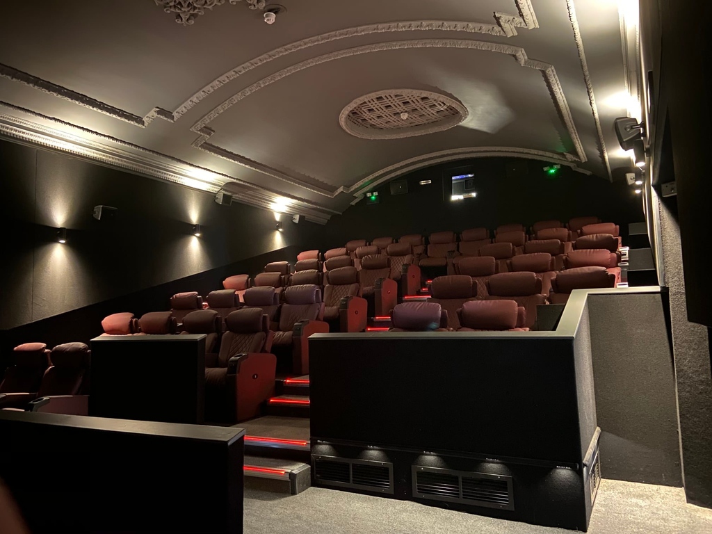 With the cold weather persisting, why not cosy up in one of our town's two beautiful cinemas to catch the latest Hollywood hit? @majestic_cinema @klcornexchange You're guaranteed a warm welcome, super snacks and amazing value for money! 📸 Credit: majestic_cinema