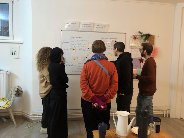 transmitterbln's tweet image. Happy guessing games in Eva&apos;s class.What a lovely group!Our new intensive courses start Feb 6!This time, we’ll be offering all courses from A1.1 to B2.2. We might also add a new #weekendcourse, so keep an eye on our website! 
#daf #daz #deutschalsfremdsprache #transmitterberlin