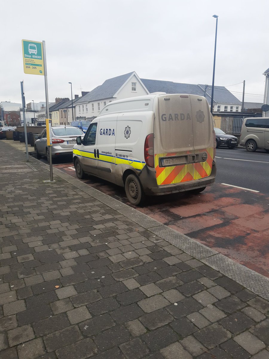 BadParkingLK's tweet photo. Funny looking bus @TFIupdates @Buseireann @GardaTraffic @RSAIreland #badparkinglk #YPLAG #ThinkBeforeYouPark #fixlimerickbus @fixlimerickbus https://t.co/Iy68ppC8qC
