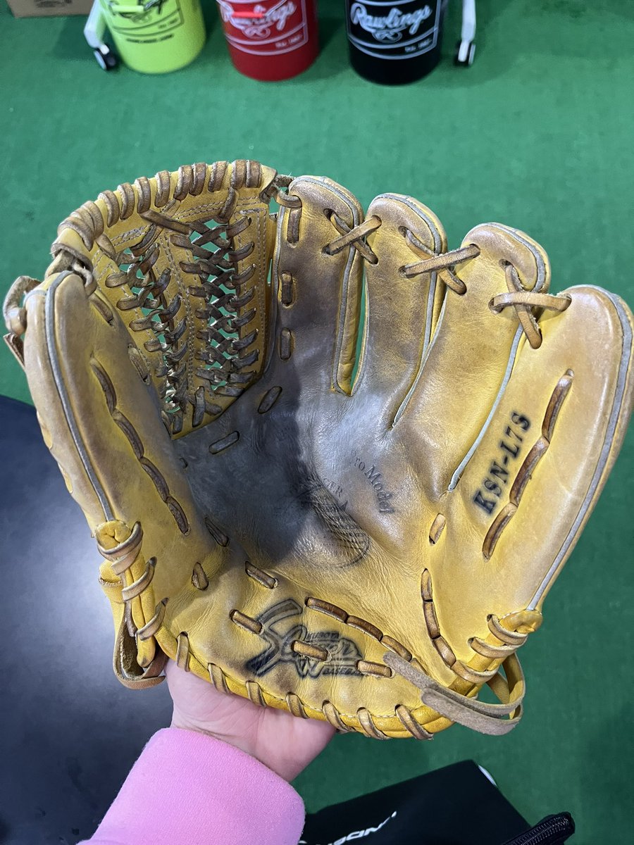matty89's tweet photo. 安さで選んで気付いたらピッチャー用にしてたこのグローブ😎通算64試合188イニング投げて33勝10敗1セーブ4ホールドで勝率.767⚾️思い出の詰まったこのグラブは先日とある野球ショップにて全紐交換をお願いして初の入院。仕上がりが楽しみです！ https://t.co/pPY5BhVOh1