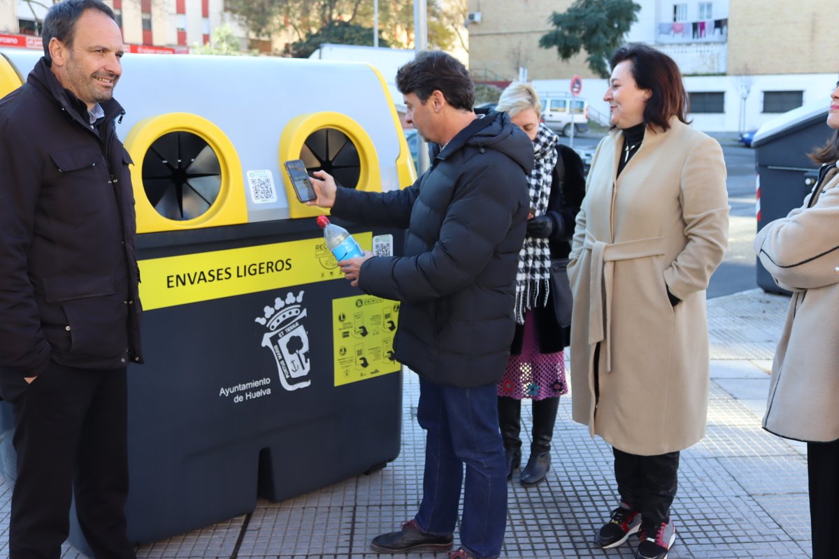 AytoHuelva's tweet photo. Desde hoy los onubenses pueden utilizar RECICLOS, el Sistema de Devolución y Recompensa de💛Ecoembes 💛 que convierte las latas y botellas de plástico 🥫🧃 depositadas en los contenedores amarillos para su reciclaje, en premios sostenibles y sociales. https://t.co/IcdStqR4Qy https://t.co/I2tOku2ppy