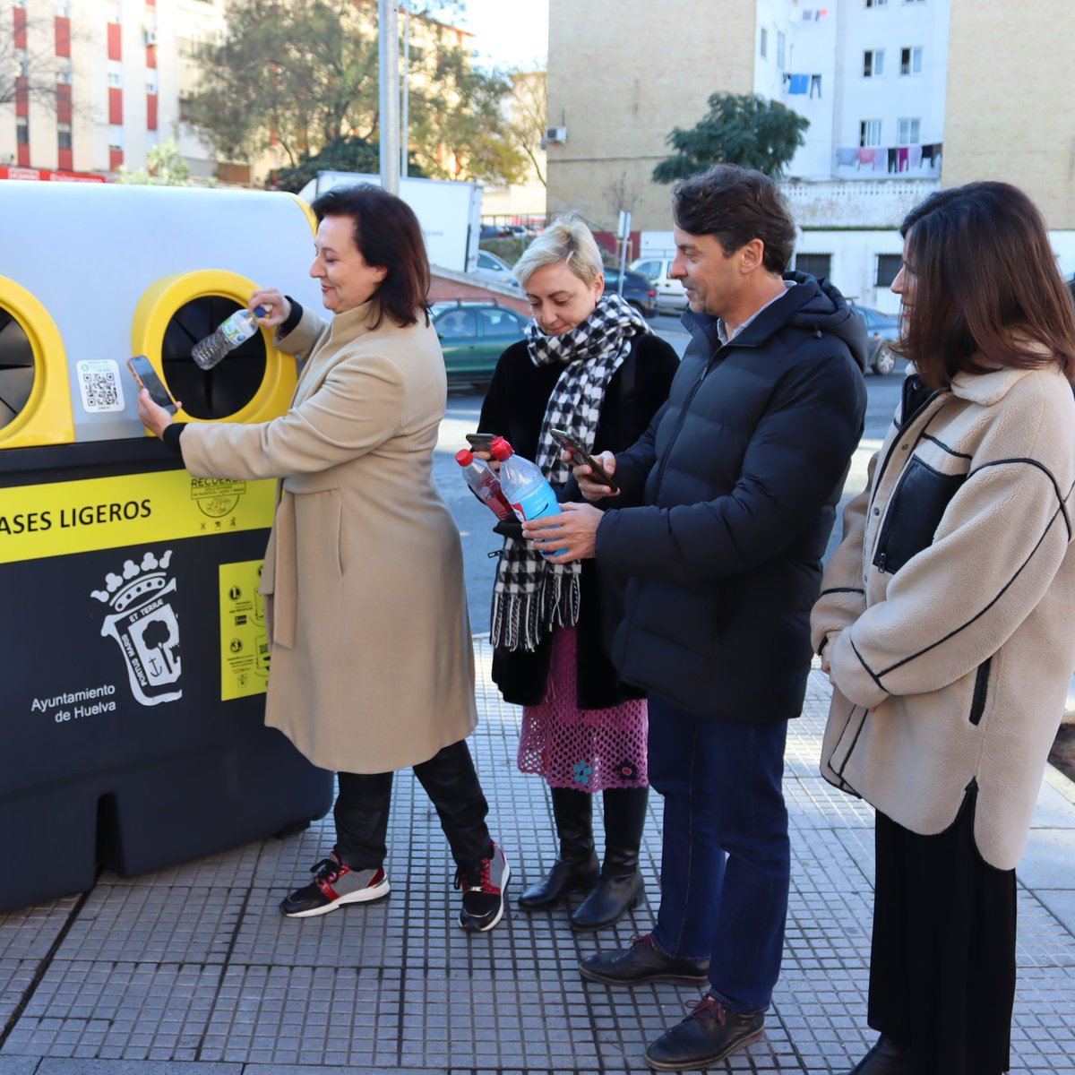 AytoHuelva's tweet photo. Desde hoy los onubenses pueden utilizar RECICLOS, el Sistema de Devolución y Recompensa de💛Ecoembes 💛 que convierte las latas y botellas de plástico 🥫🧃 depositadas en los contenedores amarillos para su reciclaje, en premios sostenibles y sociales. https://t.co/IcdStqR4Qy https://t.co/I2tOku2ppy