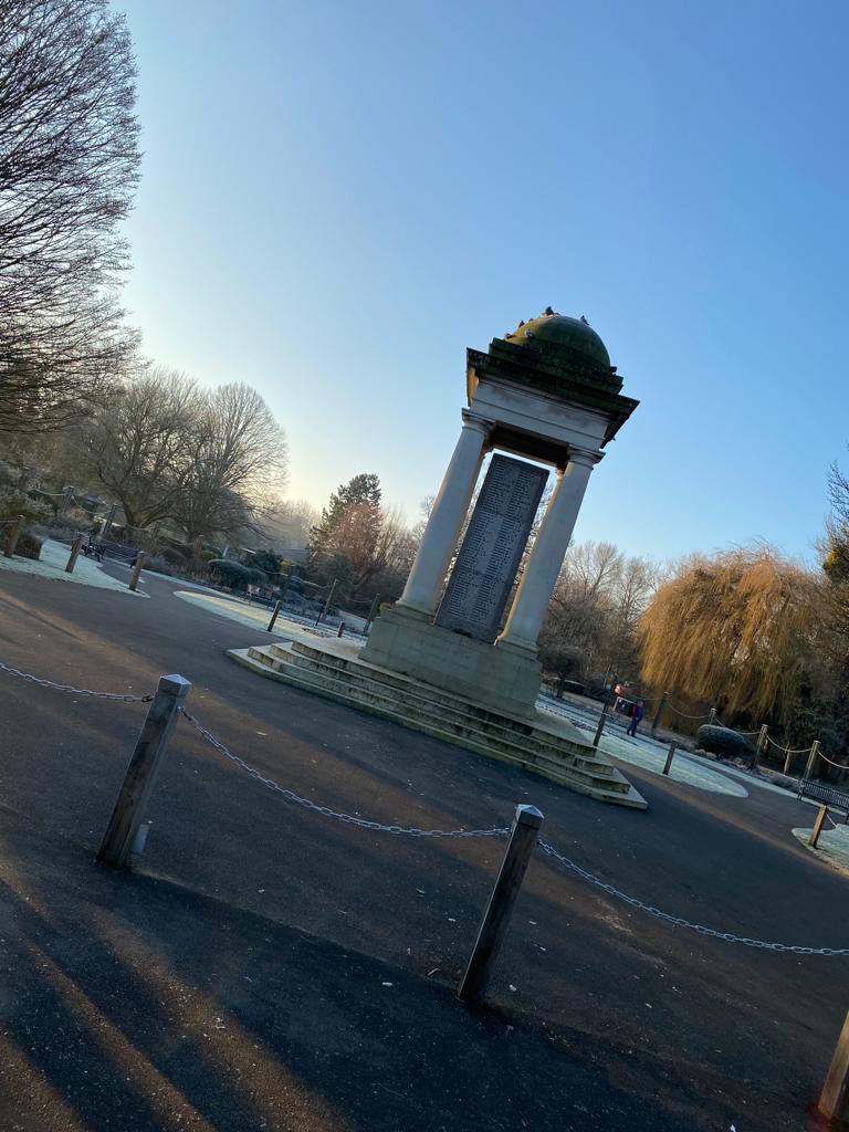 BlackdownIFA's tweet photo. How lucky are we to have Vivary Park within our county town - it’s such a beautifully peaceful place to visit. 💚 

Doesn’t it look glorious on this perfect Winter’s Day - and, r e l a x! ❄️  #LoveWhereYouLive https://t.co/7JldS2igKj