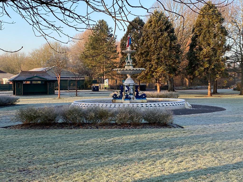 BlackdownIFA's tweet photo. How lucky are we to have Vivary Park within our county town - it’s such a beautifully peaceful place to visit. 💚 

Doesn’t it look glorious on this perfect Winter’s Day - and, r e l a x! ❄️  #LoveWhereYouLive https://t.co/7JldS2igKj