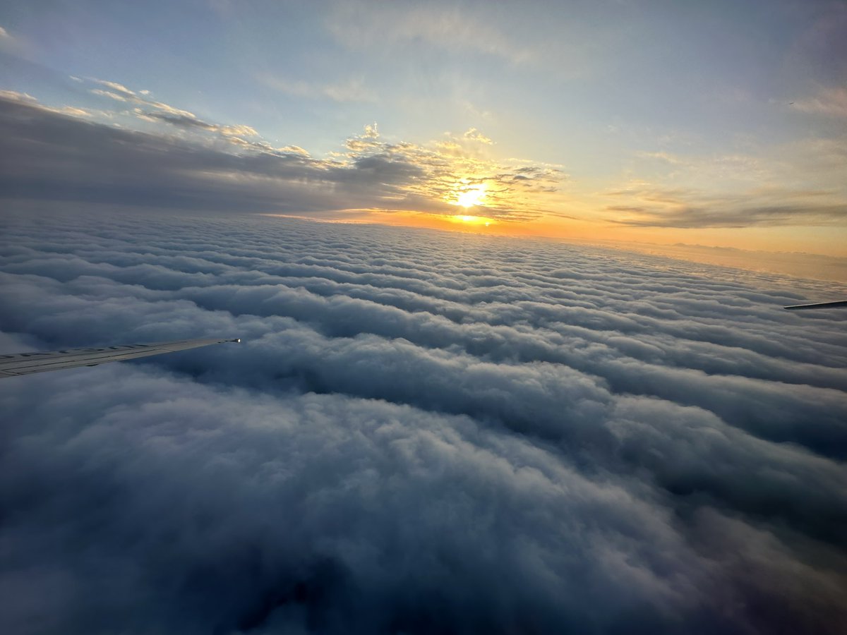 TOMOFUMIn's tweet photo. UFOだ🛸と思ってとっさにカメラ回したらとすれ違ったら飛行機だった🤣
こんな距離ですれ違ったことないけど、やっぱ飛行機って速いんだね🛩
#UFO  #飛行機 #雲海 #飛行機すき https://t.co/zN3rGfupk2