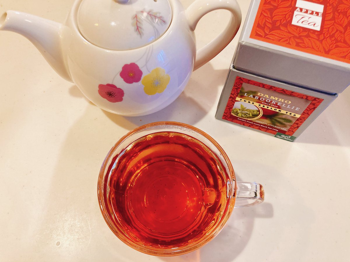 ODEKAKEGAMO88's tweet photo. 今も凄い風が吹き荒れていますが、今日一日寒かったです😵
いろいろ飲みましたが、久しぶりにこちらのアップルティー🍎を淹れました🫖🇱🇰
香りもよく、飲みやすいお茶です。
#茶好連 #木漏れ日のお茶会 #DAMRO #LABOOKELLIE https://t.co/jPvvhpB2ON