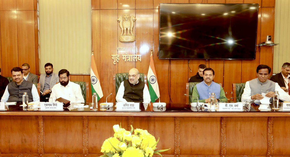 AmitShah's tweet photo. महाराष्ट्र के मुख्यमंत्री श्री @mieknathshinde और उप मुख्यमंत्री श्री @Dev_Fadnavis के साथ आज दिल्ली में महाराष्ट्र की चीनी मिलों के प्रतिनिधिमंडल से भेंट की। बैठक में चीनी मिलों व सहकारिता क्षेत्र से जुड़े विभिन्न मुद्दों पर सार्थक चर्चा हुयी। https://t.co/aZCrIJlHRp