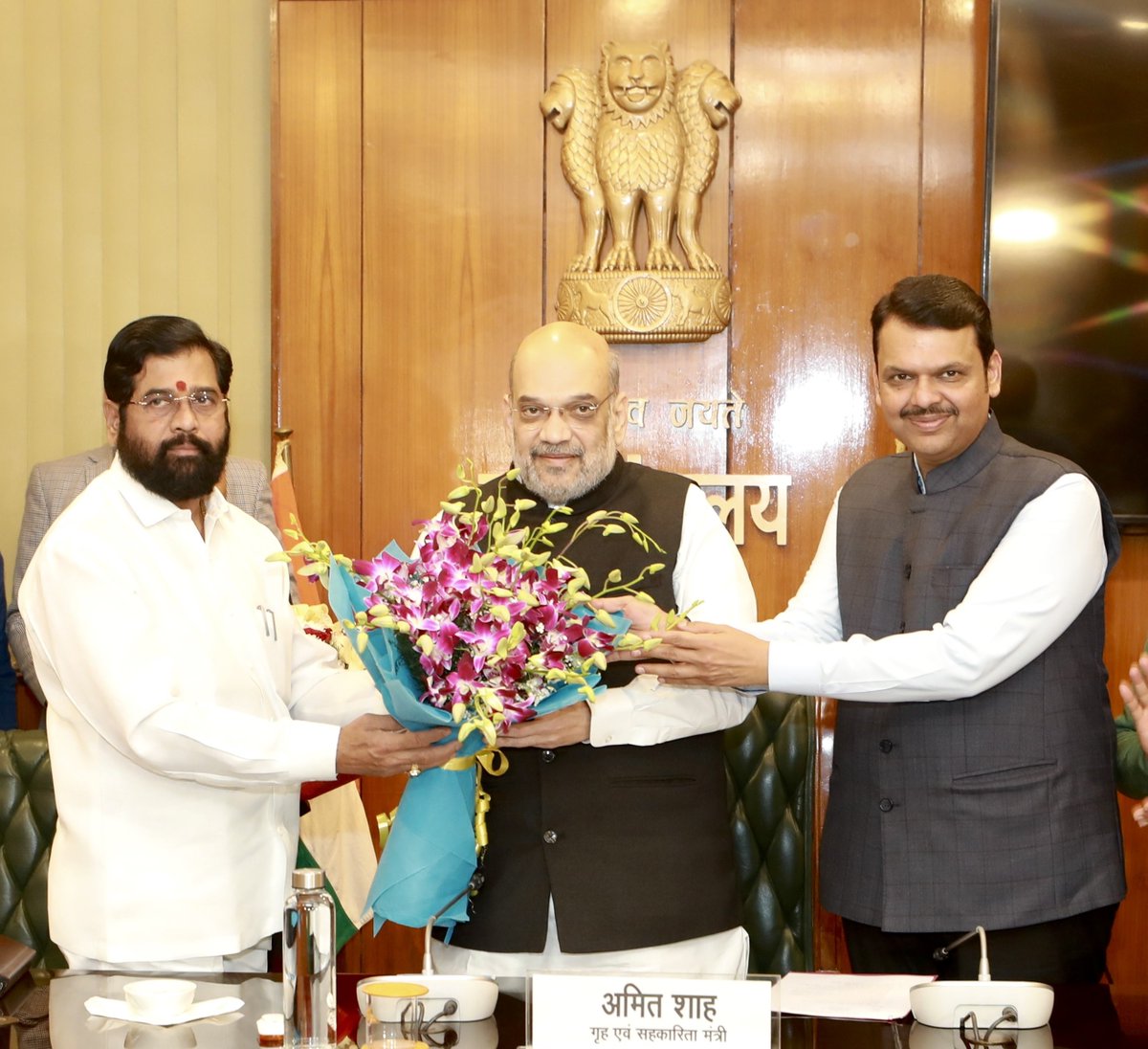 AmitShah's tweet photo. महाराष्ट्र के मुख्यमंत्री श्री @mieknathshinde और उप मुख्यमंत्री श्री @Dev_Fadnavis के साथ आज दिल्ली में महाराष्ट्र की चीनी मिलों के प्रतिनिधिमंडल से भेंट की। बैठक में चीनी मिलों व सहकारिता क्षेत्र से जुड़े विभिन्न मुद्दों पर सार्थक चर्चा हुयी। https://t.co/aZCrIJlHRp
