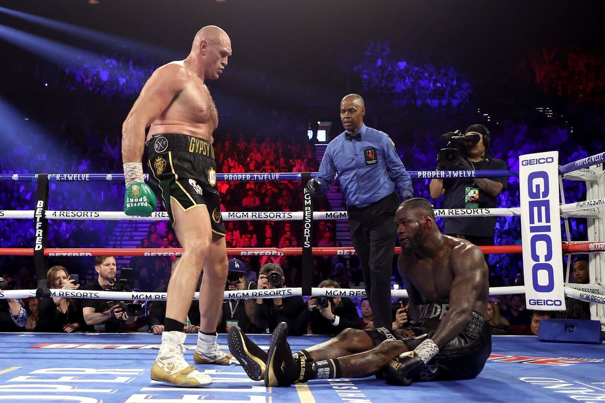 DeriDiamonds's tweet photo. @TheDennisSuter @AngryDigit @aeroplaneblue @brianmoore666 @Scienceofsport Fury's waist is a high tackle for most. What is the boxing definition for legal short height? Naval? https://t.co/5xzI2Hnxl0