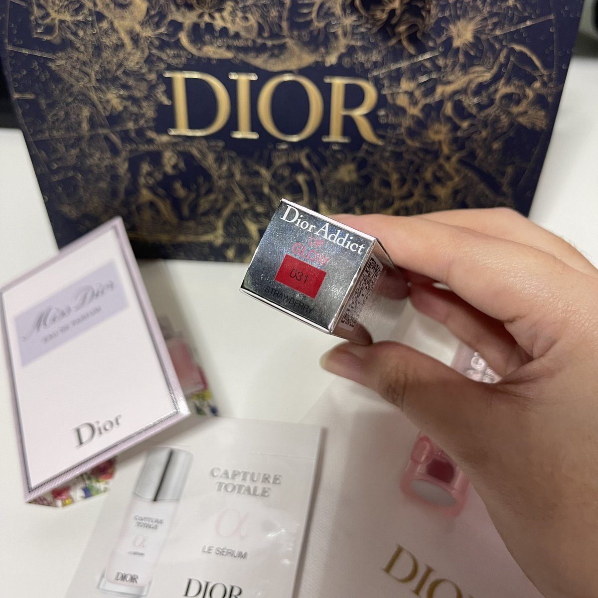 JUSTXNFTCHRIS's tweet photo. on hand. never used. extra. from japan. 

with freebies - dior pouch, miss dior edp/eau de parfum, capture totale serum

+ includes gift bag

dior beauty: lip glow color reviver balm shade 031 strawberry blackpink jisoo https://t.co/79bsCqqbpv