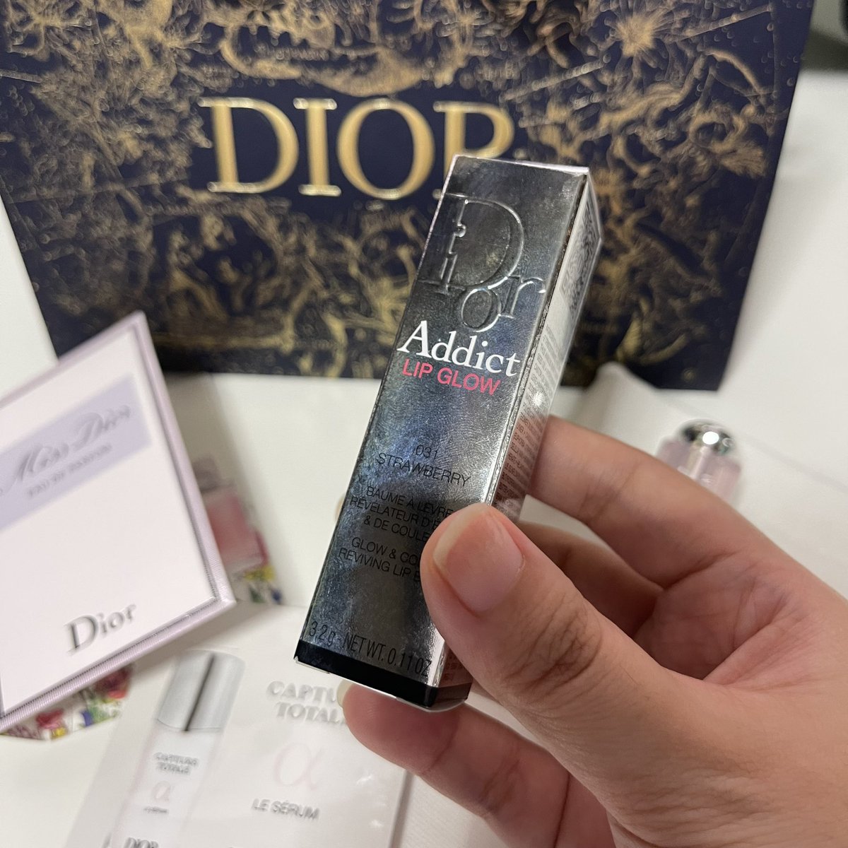 JUSTXNFTCHRIS's tweet photo. on hand. never used. extra. from japan. 

with freebies - dior pouch, miss dior edp/eau de parfum, capture totale serum

+ includes gift bag

dior beauty: lip glow color reviver balm shade 031 strawberry blackpink jisoo https://t.co/79bsCqqbpv