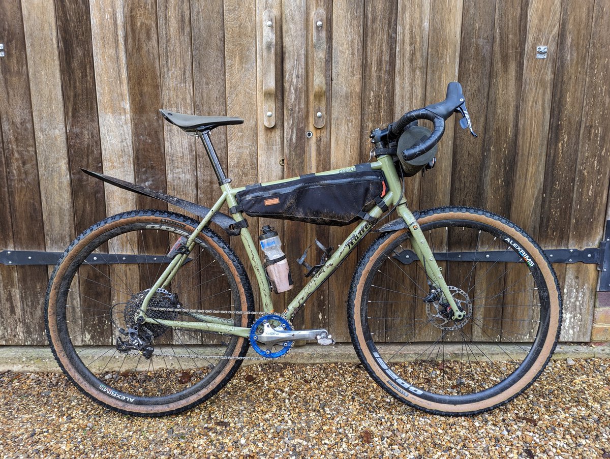 Fearless_Bikes's tweet photo. Chris’s Warlock, usual location but with spec bumps. Gone up a wheel sizes to 700c with some 47c Teravail Rutlands. 52cm PNW Coast Bar with a v.short 55mm stem and a larger Restrap frame bag. Still loving those Tiagra 4600 cranks.  #fearlesswarlock https://t.co/AD75RsMKY5
