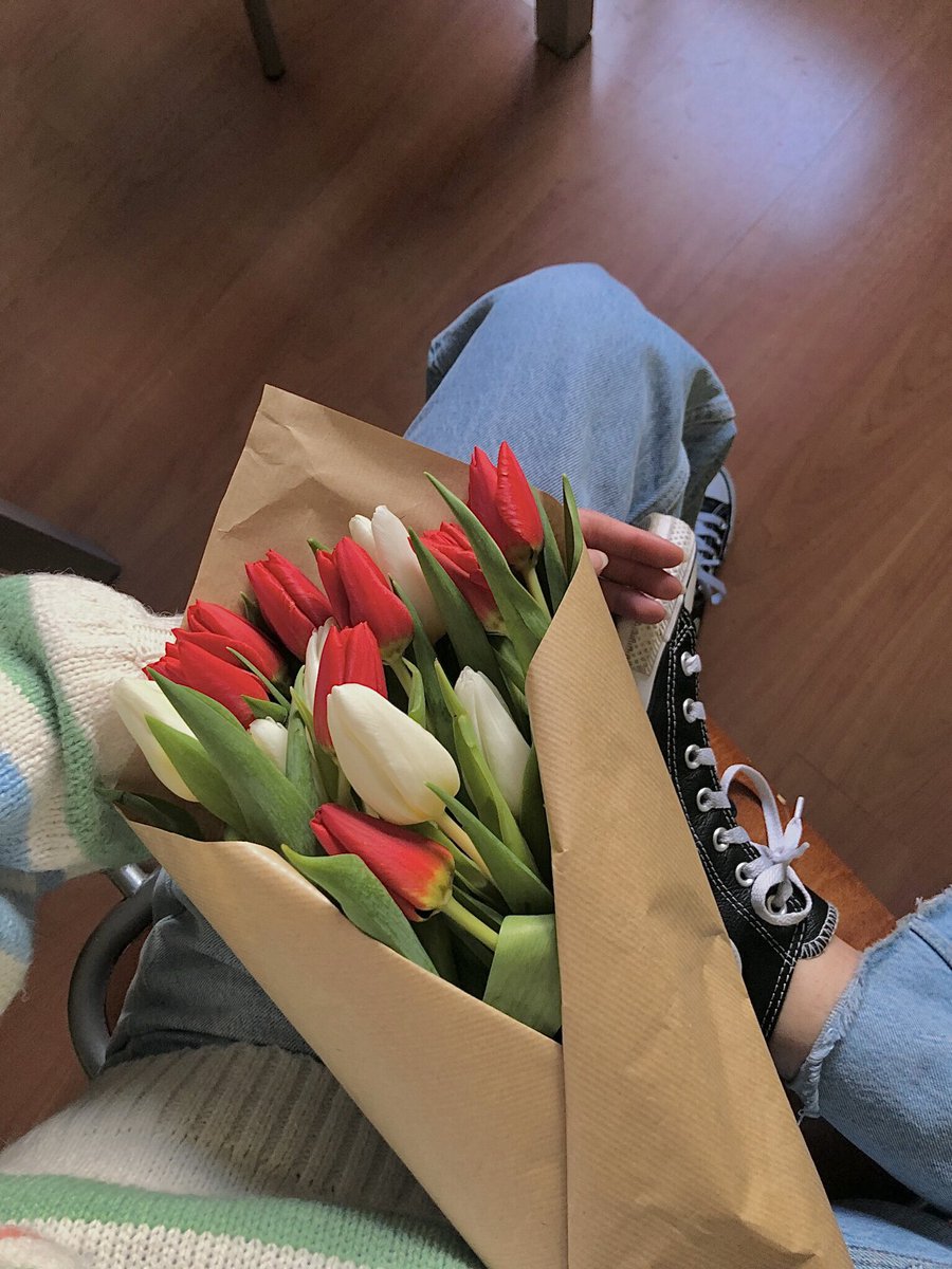 teresaparamio's tweet photo. ¿Cómo hacer a una chica feliz? Simplemente cómprale tulipanes🫶🏽 https://t.co/RUMKUL5uch