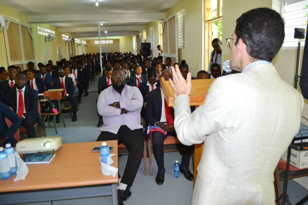 bibystilll's tweet photo. Merci à @EmbEspHaiti d’avoir présenté avec panache et brio les Relations Haitiano-Espagnoles dans le cadre du forum de diplomatie classique de l’IDRI.
@SergioCuestaF https://t.co/TUcLtl3DS6