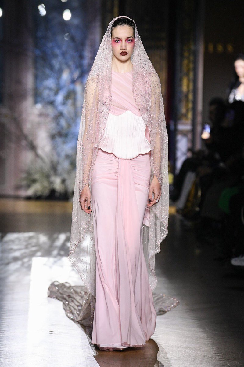 saintdoII's tweet image. miss sohee came in on a mission with her very first presentation at the paris couture week runway