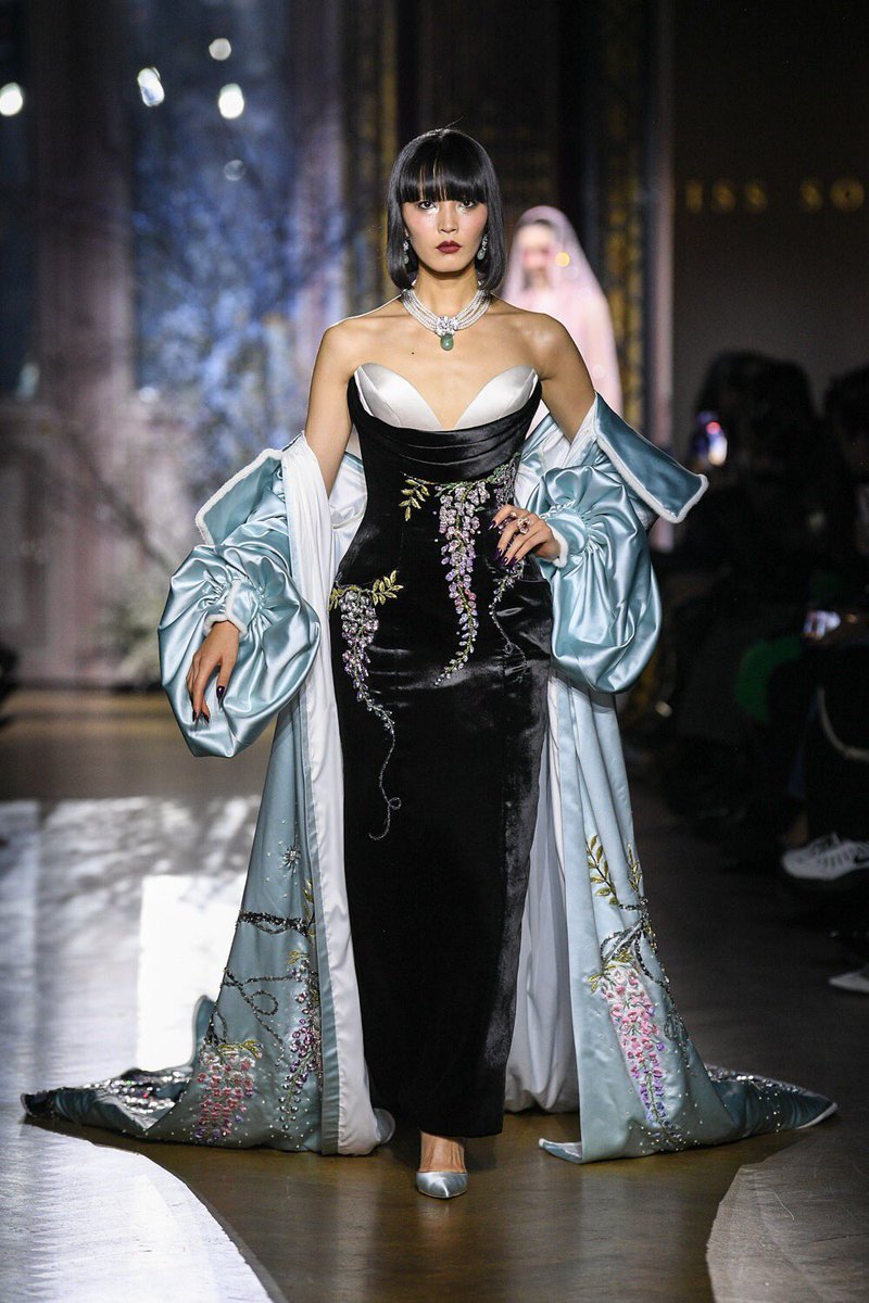 saintdoII's tweet image. miss sohee came in on a mission with her very first presentation at the paris couture week runway