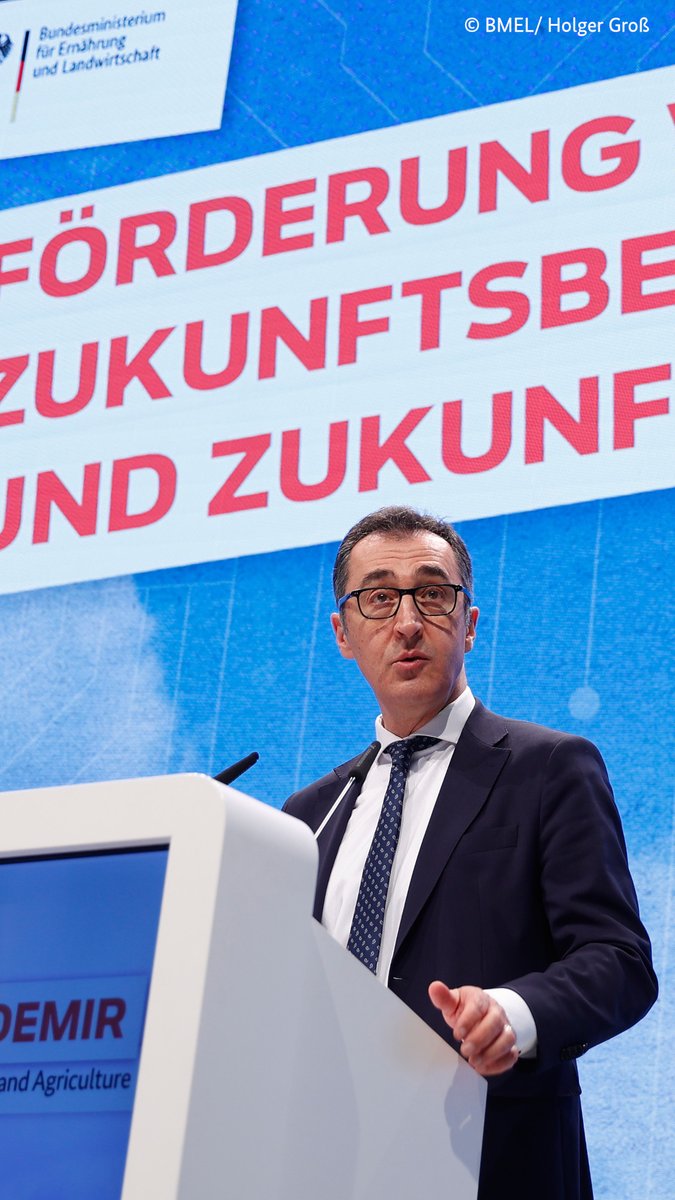BMLEH_Bund's tweet photo. #Landleben und #Digitalisierung gehören zusammen! Deshalb haben wir unsere "digitalen Experimentierfelder" mit auf die #IGW2023 gebracht. Alle geförderten Projekte erproben eine ressourcenschonendere #Landwirtschaft und testen gleichzeitig, wie dies ländliche Regionen stärkt. https://t.co/mRew27hvxX