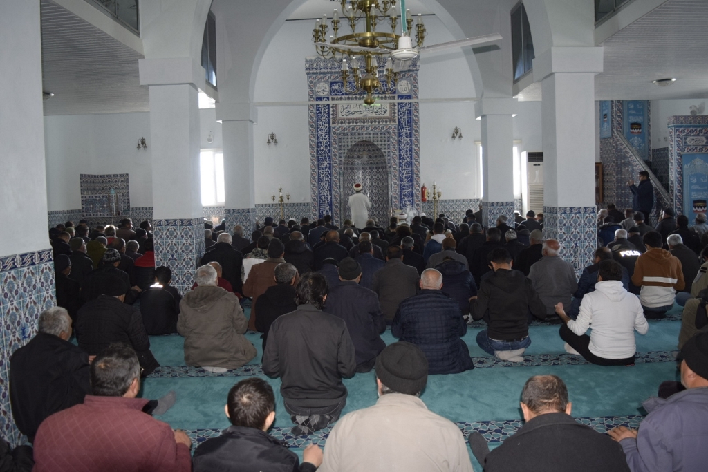 Ozancık  Köyünde yapılan yağmur duasına İlçe Emniyet Müdürü, İlçe Jandarma Komutan Vekili ve İlçe Müftüsü ile birlikte katılan Kaymakamımız, Allah'ın izniyle İnşallah biran önce kar, yağmur yağar ve  dualarımız kabul olur  temennisinde bulunarak bereketli bir yıl olmasını diledi.
