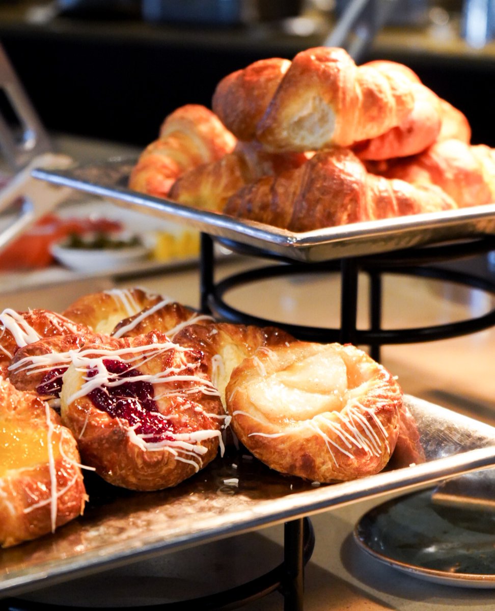 SheratonToronto's tweet image. "My stay was perfect, all the staff were very friendly. We had a delicious buffet breakfast that was included in our package." - Zacarias, @ExpediaCA 

#HotelReview | #BreakfastIncluded