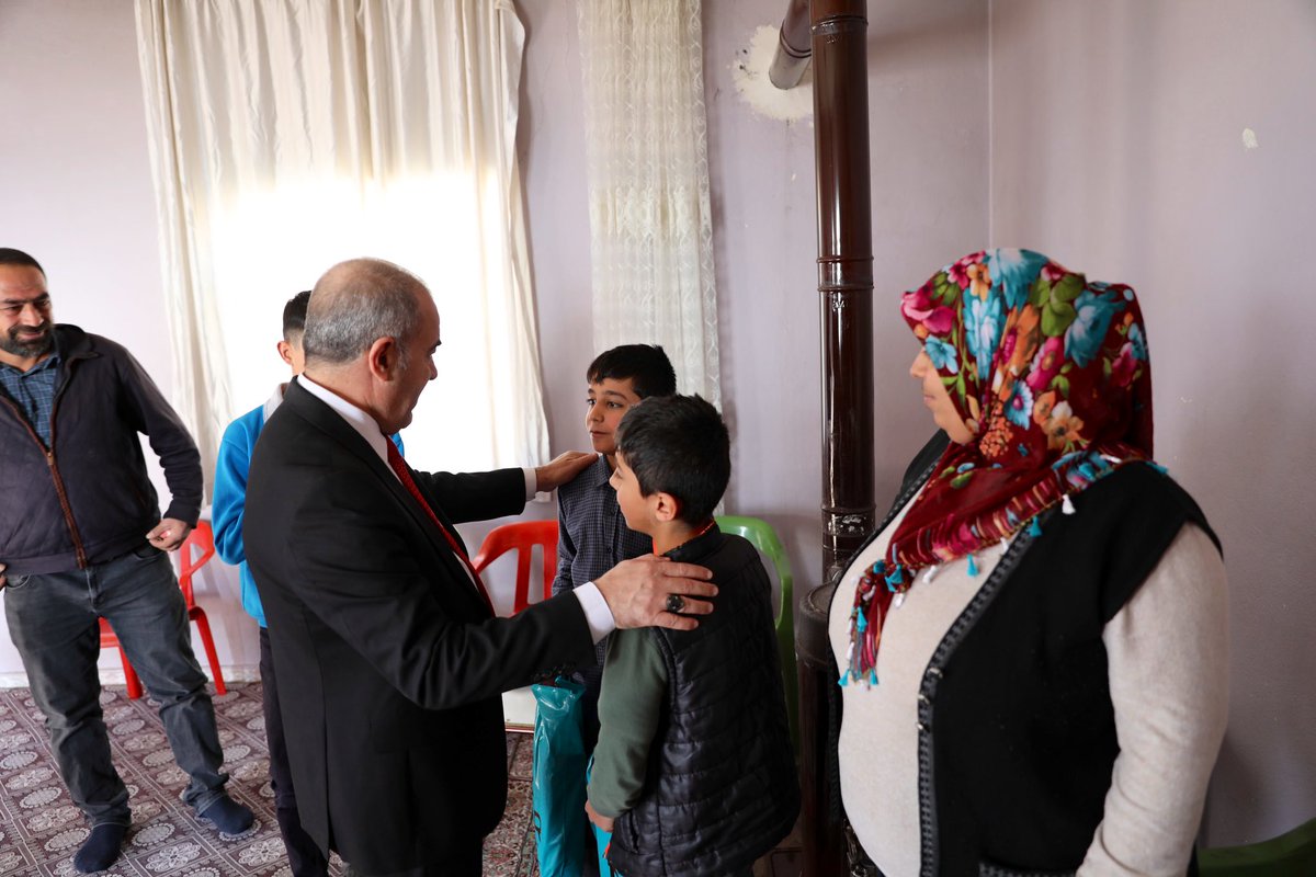 mardinilmem's tweet photo. İl Müdürümüz Sn.Murat Demir, Artuklu İlçe Müdürümüzle beraber "Eğitimle Yeniden Buluşma" projesi kapsamında alan taramalarına katılarak eğitime ara veren Muhammed Berat ve ailesini ikna ederek çocuğumuzu eğitime yeniden kazandırdılar.
@tcmeb 
@mahmutdemirttas 
@Murat69_Demir https://t.co/2znjpjeUqF
