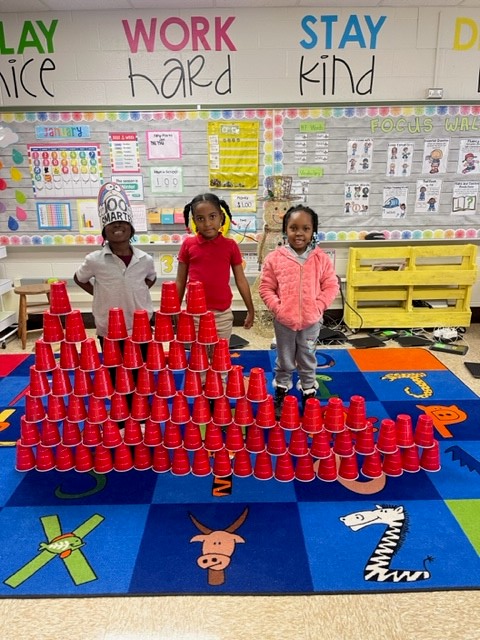 RLFrost106's tweet photo. Mrs. Hayden's first graders are 100 days smarter! @DwayneL17686442 @mindmolder14 @brynn_kardash @IPSSchools @AleesiaLJohnson https://t.co/r2yvePP6Zj