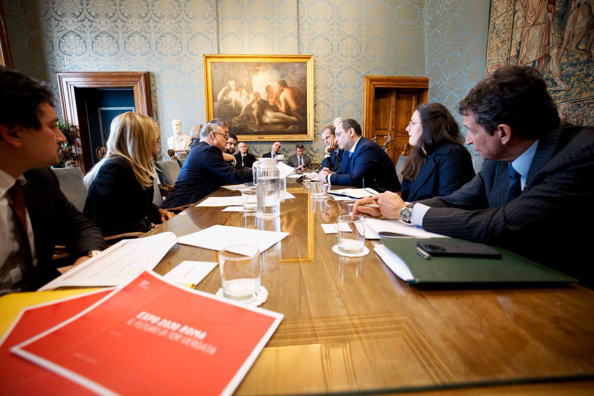 gualtierieurope's tweet photo. Benvenuto in Campidoglio a @dkerkentzes segretario @bieparis. Un piacere illustrargli gli investimenti a supporto della candidatura a #Expo2030Roma. Col suo ambizioso progetto di rigenerazione, nel segno dell'innovazione e della sostenibilità, Roma è pronta a vincere questa sfida https://t.co/hlQL02Fyms