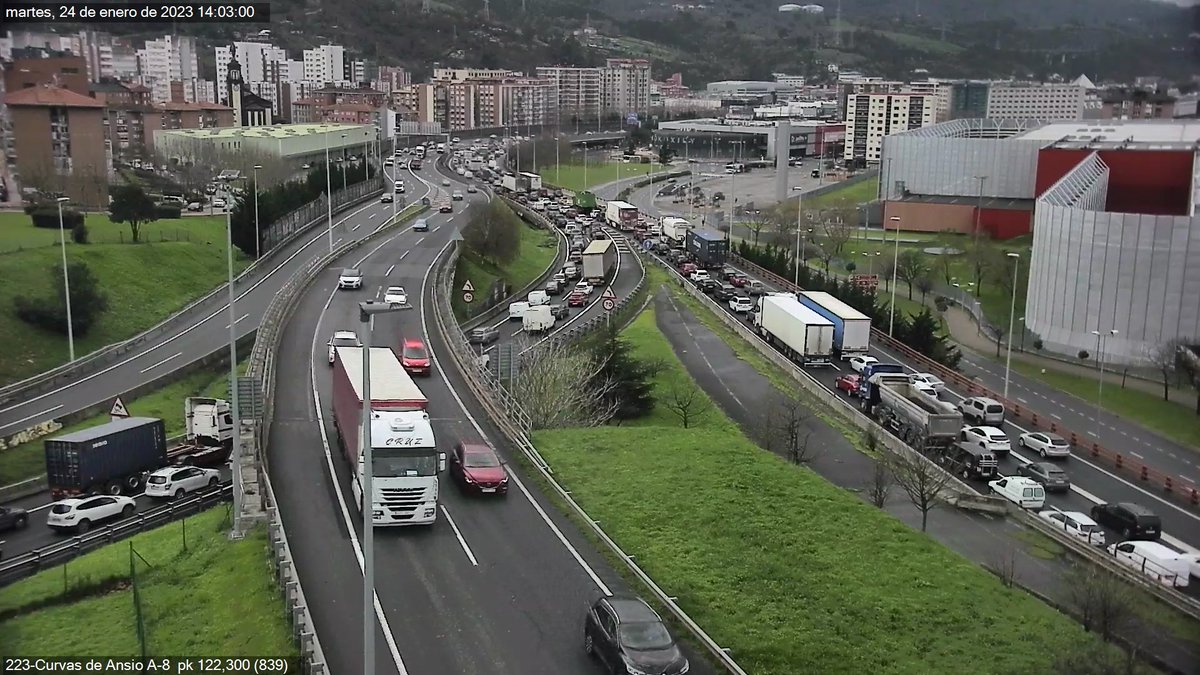 🚨🚗 #Istripua #A8 km 124 #Barakaldo-n Kantabriako norantzan. Bi errei itxita 
  …