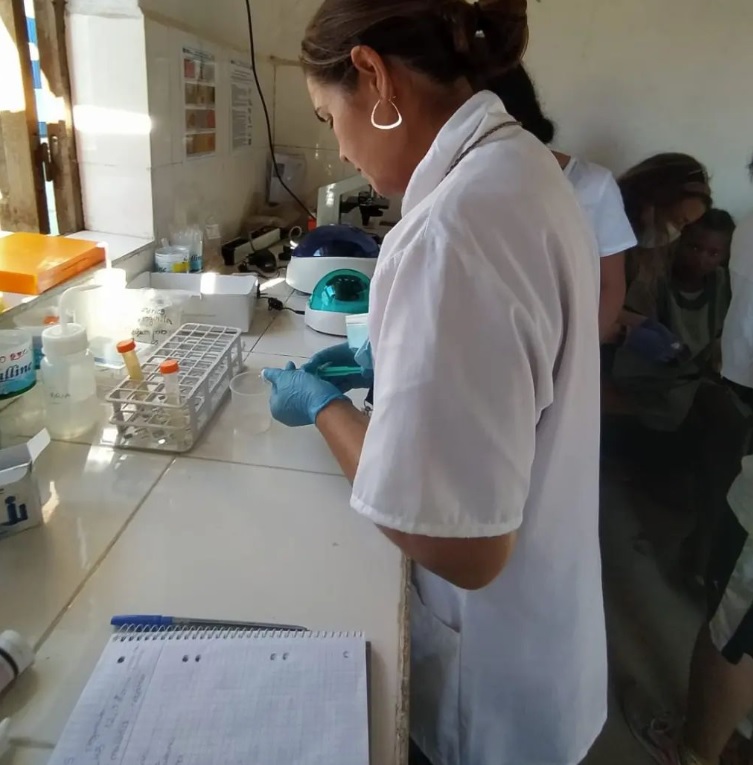 CooperacioU's tweet photo. La @UV_EG i @faguadecoco han posat en marxa un laboratori d'anàlisi de paràsits 🔬🧪per als xiquets i xiquetes de dues escoles de Tulear a Madagascar.
Aquesta iniciativa, emmarcada en la convocatòria de projectes de @CooperacioU , millorarà la seua qualitat i esperança de vida https://t.co/NNU9kD90de