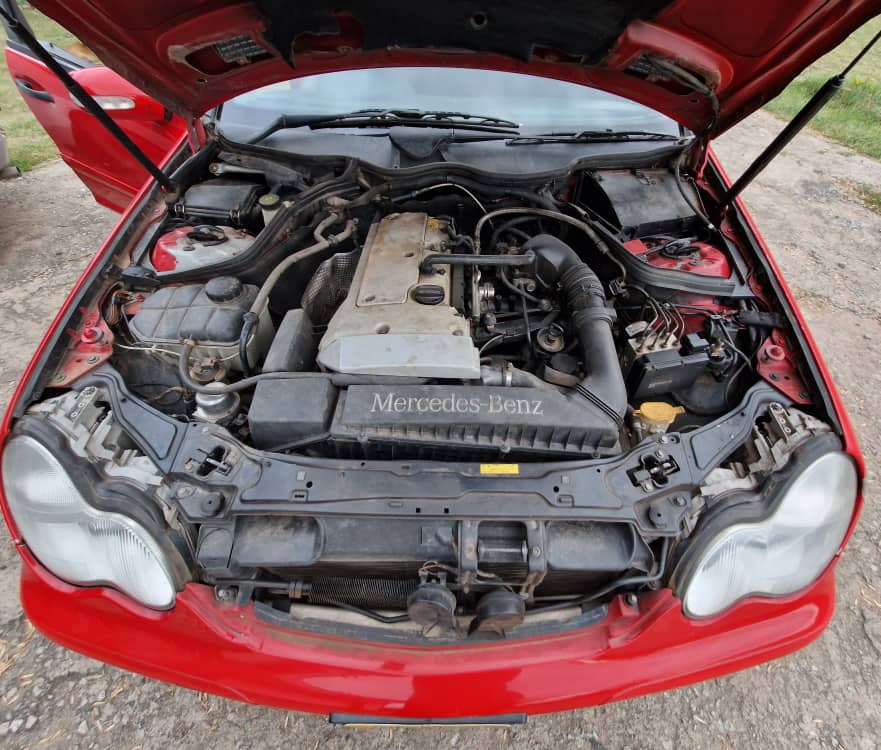 ghostdhliwayo's tweet photo. Mercedes Benz C180
1,8 Litre 111 Petrol Engine 
Automatic transmission 
Clean fabric interior 
Sunroof 

3,600usd

Call/App 
0776358490 

📍 Harare CBD #hararezimbabwe #harare #zimbabwe #cars #zw https://t.co/G0Ure8JuO4