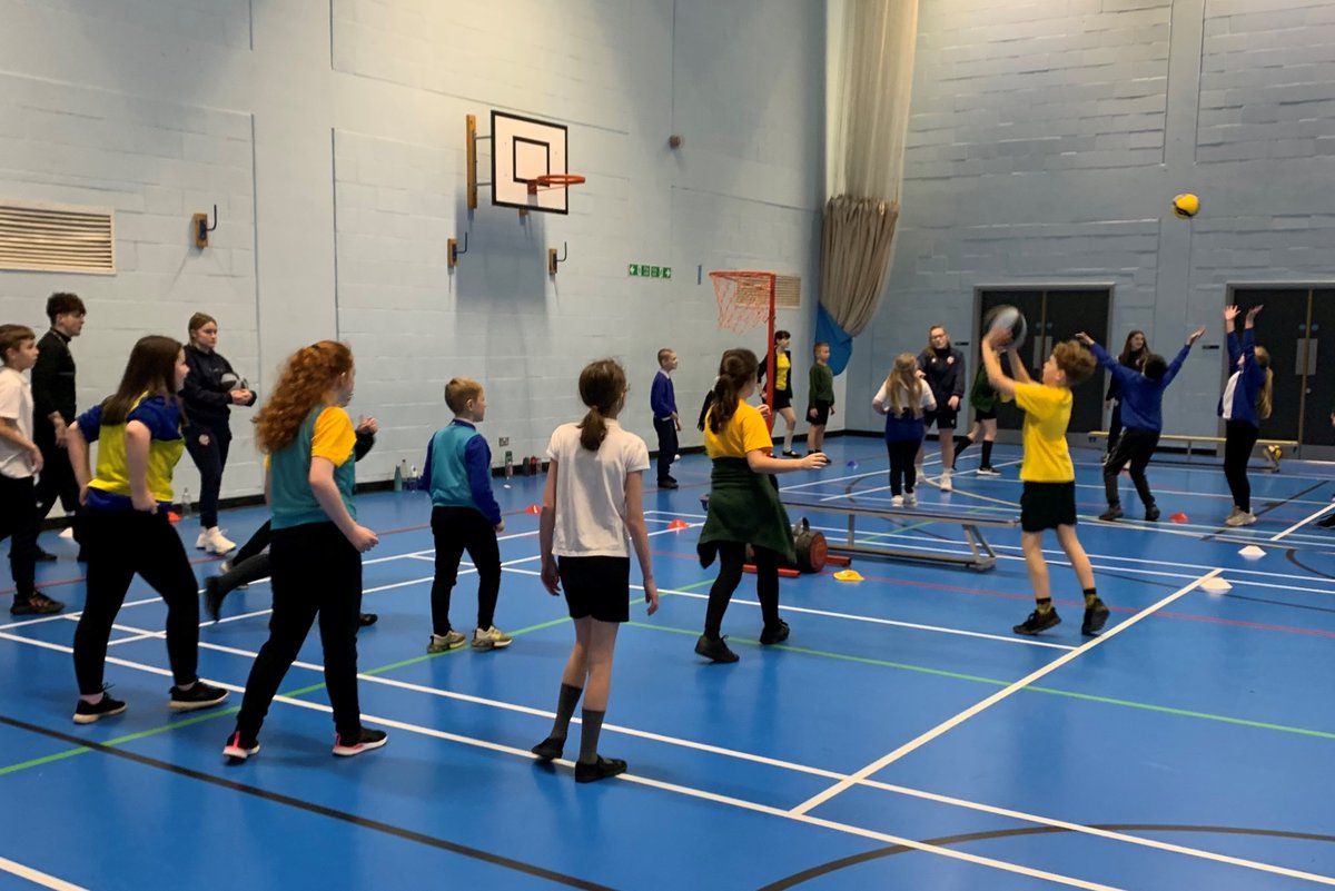 Enjoying our first #schoolslinking neutral venue visit of 2023 in Bolton! Thanks to @BoltonSport_PS students @BoltonCollege who led a series of sports activities for Year 6 classes from St. Andrew's Over Hulton and @StGregorysRCP - they had a great time together!