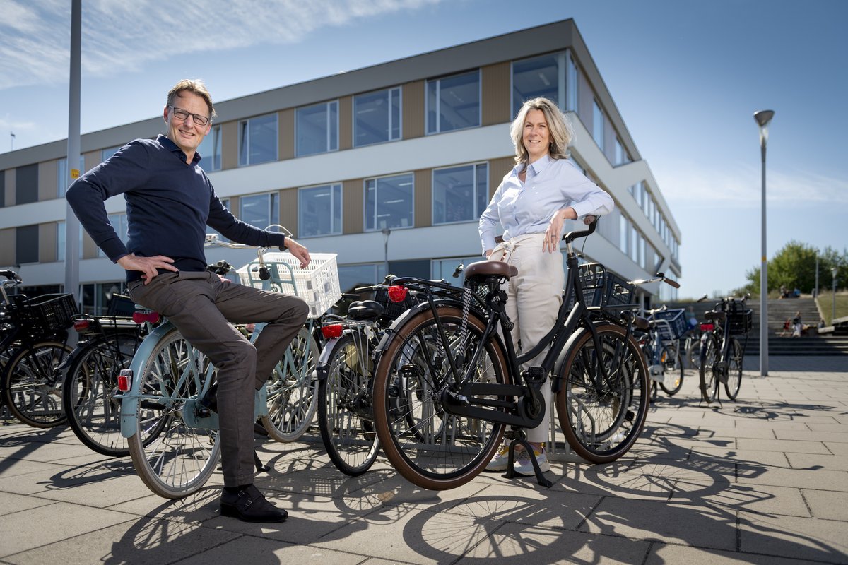 Dunamare's tweet image. De internationale dag van het onderwijs. Bij uitstek een dag om even stil te staan bij de passie die ons verbindt. Dit schooljaar zijn we gestart met onze nieuwe strategische koers. Wat houdt dat in? April van Loenen en Henk Post praten ons bij. dunamare.nl/nieuws/leren-m…