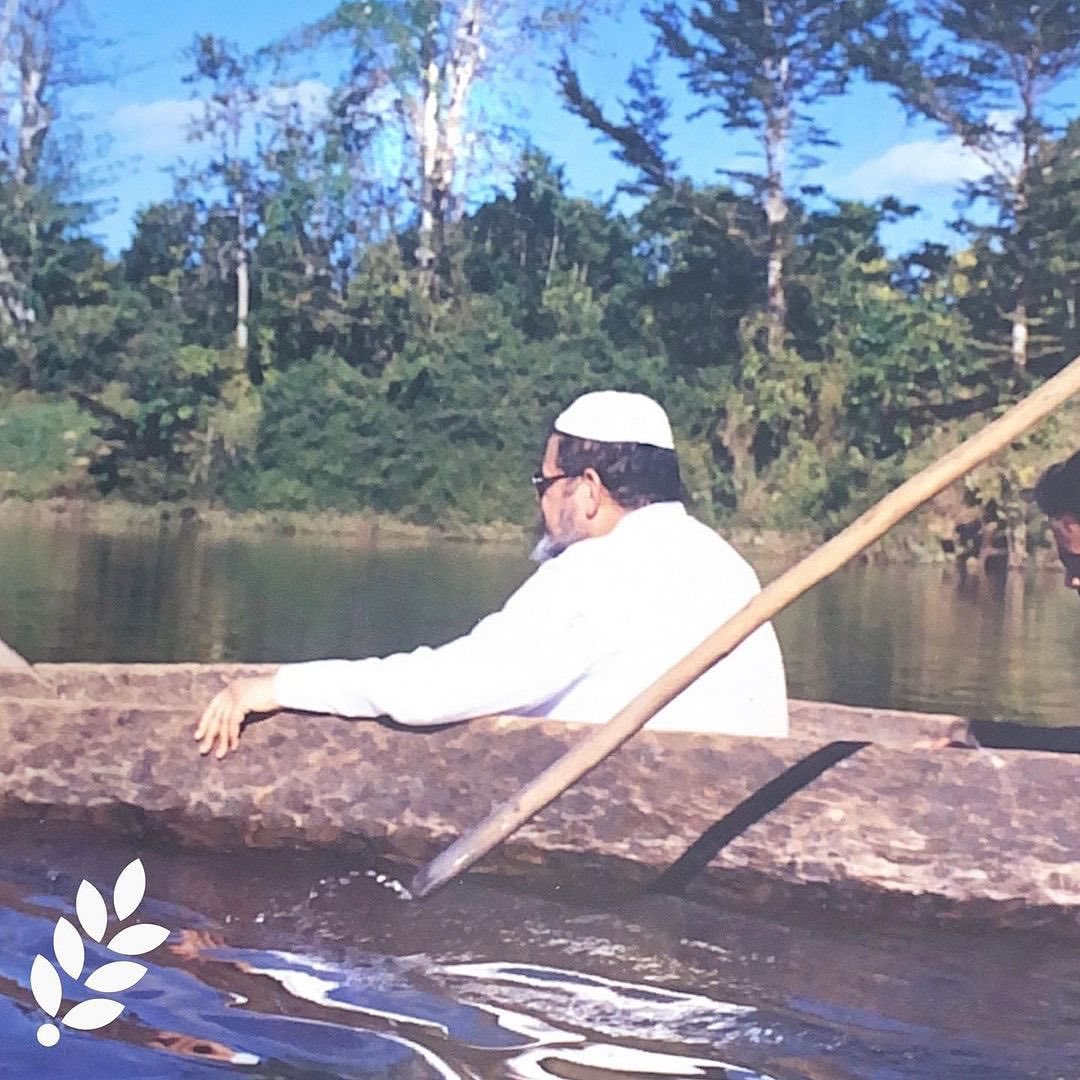 الدكتور عبدالرحمن السميط رحمه الله في أحد القوارب البسيطة أثناء أحد رحلاته عام 2006.
 عانى رحمه الله منذ تأسيس العون المباشر عام 1981 حتى آخر رحلاته الكثير من المشقة في الميدان وأثناء العمل في أفريقيا.

كتب الله أجره وأجر كل العاملين 🌿